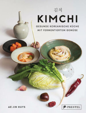 Gesund genießen auf koreanische Art: 90 Rezepte für fermentiertes Kimchi Kimchi ist ein Superfood: Die scharf-würzige Beilage aus fermentiertem Gemüse schmeckt köstlich, peppt simple Gerichte auf und fördert dabei die Verdauung. In Korea hat Kimchi uralte Tradition und ist fester Bestandteil der alltäglichen Küche. Reich an Vitaminen, Ballaststoffen und Probiotika, trägt Kimchi zur Darmgesundheit bei und zählt zu den gesündesten Lebensmitteln der Welt. In diesem Buch führt uns die Südkoreanerin Ae Jin Huys in die Welt von Kimchi und traditioneller koreanischer Küche ein: Die Basis bilden 24 Grundrezepte für Kimchi-Varianten mit vielfältigen Gemüsesorten wie Rettich, Kohl, Lauch, Gurke, Aubergine oder Kürbis. Diese finden in der umfangreichen Rezeptsammlung Verwendung, die von klassischen Reis- und Nudelgerichten über würzige Suppen, deftige Eintöpfe und frische Salate bis hin zu Teigtaschen, Pfannkuchen und Seetangrollen reicht. Abgerundet wird das Buch von einer kleinen Gewürzkunde und Zubereitungstipps für Saucen, Brühen und Dips. Dazu zeigen stimmungsvolle Fotos landestypische Märkte und Garküchen und machen Appetit auf das Heimatland von Kimchi, dem Herzstück der koreanischen Küche. Das Buch enthält neben Gerichten mit Fisch oder Fleich auch viele vegetarische und vegane Rezepte. "Kimchi" ist erhältlich im Online-Buchshop Honighäuschen.