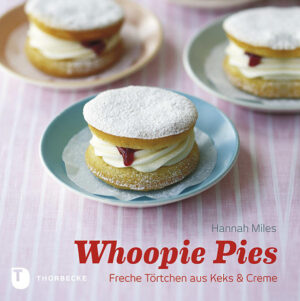 Muffins und Cupcakes kennt jeder, der neueste Trend heißt Whoopie Pies! Mit cremiger Füllung und einem Guss oder einer Glasur entstehen hier freche Küchlein - die perfekte Kreuzung aus Keks und Torte. Damit sind sie ideal für die Kaffeepause, den Nachmittagstee oder Feste und Feiern. Neben Grundrezepten, die zu eigenen Kreationen anregen, bietet dieses Buch eine Vielzahl ausgefallener Rezepte für jeden Anlass und jeden Geschmack. Bei der Dekoration sind der Fantasie keine Grenzen gesetzt