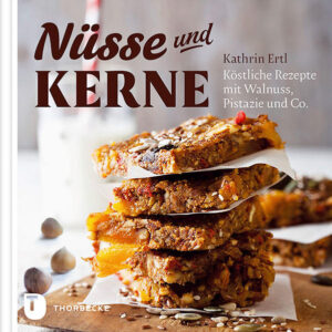 Nüsse und Kerne sind die heimlichen Stars in unserer Küche - sie schmecken nicht nur köstlich, sie sind auch noch gesund, spenden Energie und lassen sich in jede Mahlzeit integrieren. In Keksen, Kuchen, Torten und Desserts punkten sie mit ihrem Aroma und geben dem Gebäck eine besondere Note - welche Naschkatze könnte schon einer Macadamia-Torte, Pekannuss-Cupcakes oder Pistazienküchlein mit flüssigem Kern widerstehen? Zum Frühstück oder in pikanten Mahlzeiten setzen die kleinen Energiespender köstliche und gesunde Akzente. Wie wäre es zum Beispiel mit einem Haselnuss-Porridge zum Frühstück oder einem Kohlrabi-Apfelsalat mit Walnuss-Topping zum Mittagessen? Lassen Sie sich inspirieren und tauchen Sie ein in die wunderbare Welt der Nüsse und Kerne!