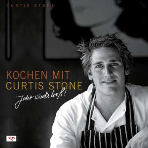 Curtis Stone ist DER aufsteigende Stern am Kochhimmel. Seine raffiniert einfache, aber geniale Küche lässt andere Köche vor Neid erblassen. Der junge Australier verwendet ausschließlich frische und natürliche Produkte und kombiniert gekonnt saisonale Produkte mit ungewöhnlichen Zutaten. In diesem Buch wählt Curtis Stone 24 seiner Lieblingszutaten, die nach den Jahreszeiten geordnet sind. Für jede Zutat gibt es drei Rezepte, die entweder einfach, etwas anspruchsvoller oder sehr anspruchsvoll nachzukochen sind. Seine Leidenschaft und Kreativität macht jedes Rezept zu einem einzigartigen Geschmackserlebnis - ob für ein Dinner mit Gästen, die Küche für jeden Tag oder schnell mal zwischendurch. „Curtis is a rising star!" (Gordon Ramsay)