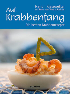 „Auf Krabbenfang“ ist mehr als nur ein Kochbuch: Die Autorin, die in einer Krabbenhändlerfamilie groß wurde, wollte hier einmal viel mehr zeigen als nur ihre leckeren Gerichte. Die schmackhaften kleinen Garnelen - auf Friesisch „Porren“ genannt, sind zum Symbol der ganzen Nordseeküste geworden. Touristen und Einheimische sind immer wieder fasziniert vom Drumherum des Krabbenfangs und dem harten Leben auf See. Gemeinsam mit dem Fotografen Thomas Ruddies begleitete Marion Kiesewetter einen ganzen Tag lang einen Krabbenfischer auf seinem Kutter bei der Arbeit, um den Krabbenfang auf hoher See zu dokumentieren. Frisch gefangene Krabben, am besten im Hafen unmittelbar vom Kutter gekauft und direkt in den Mund gepult, sind ein wahrer Hochgenuss. Welche Schlemmereien sich sonst noch mit den köstlichen Meeresfrüchten zubereiten lassen, zeigen etwa 50 Rezepte von der Krabbensuppe bis zur Krabbenpizza. Die eindrucksvollen Fotos von Thomas Ruddies stellen die Nordseeküste von ihrer schönsten Seite dar. Gemeinsam mit den leckeren Krabbengerichten machen sie Lust auf Meer!