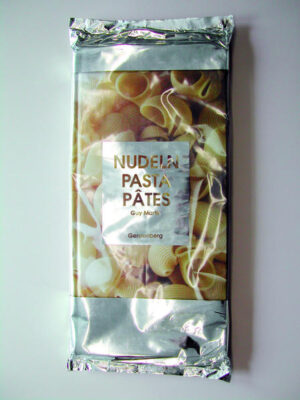 Nudeln, Pasta, Pâtes! Die elegante Nudelpackung kommt in knisterndem Zellophan daher. Und sie enthält das verführerischste Nudelkochbuch, das sich denken lässt: geniale Rezepte in einem standesgemäß gestalteten Buch. Ein Fest der Sinne! Guy Martin, einer der berühmtesten Chefköche Frankreichs, revolutioniert in diesem Buch die Kochkunst, und zwar am Beispiel dessen, was wir alle am liebsten essen: Nudeln. In seinen 100 Rezepten erfindet er Klassiker neu und kombiniert die unterschiedlichsten Nudelsorten mit den überraschendsten Zutaten - sein Einfallsreichtum ist schier unerschöpflich. Gönnen Sie sich und ihren Freunden dies kulinarische Vergnügen: Guy Martins Nudeln, Pasta, Pâtes . Pasta und Suppen - Pasta und Vorspeisen - Pasta und Fisch - Pasta und Fleisch - Pasta und Gemüse - Pasta und Käse - Pasta und Desserts - 18 Grundrezepte für frische Pasta - 9 Grundrezepte für Pastasaucen - Die Tricks des Meisters