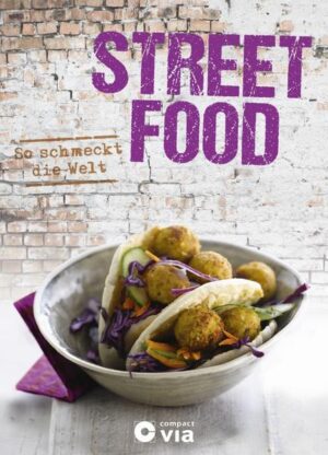 Genuss von den Straßen der Welt: ob aus New York, Tokyo, Brüssel, Mexico City, Bangkok…. Street Food ist international, abwechslungsreich und verbindet Traditionelles mit neuen Ideen. Immer mehr und immer kreativer wird unterwegs in kleineren Portionen gegessen, sei es in fernen Ländern, bei angesagten Food Trucks oder auf hippen Street-Food-Märkten. Mit diesem Buch holt man sich das Flair von Straßenimbissen und Garküchen der ganzen Welt nach Hause. Rund 70 authentische Rezepte mit und ohne Fleisch garantieren internationale Geschmackserlebnisse der fünf Kontinente: von Wraps über Poutine und Empanadas bis hin zu Pho Bo und Samosas. Doch auch Liebhaber angesagter Süßspeisen kommen hier auf Ihre Kosten. Tipps zur Zubereitung, Variationsvorschläge und Hintergrundinformationen zu den einzelnen Rezepten machen den Genuss perfekt. Neben den kulinarischen Entdeckungen erfährt man auch alles Wissenswerte rund um das Thema: Weltweit werden Street-Food-Regionen bereist und die dort typischen Zutaten, Gewürze, Aromen und Zubereitungsarten vorgestellt. Und natürlich kommt auch der Trend rund um Street-Food-Events und -Märkte sowie die rollenden Kreativküchen Food Trucks nicht zu kurz.