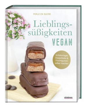 Süßes endlich ohne schlechtes Gewissen! Süßigkeiten vegan selber machen Ob Schoko-Sahne-Pudding, Doppelkeks, Cremetörtchen, Schokoaufstrich oder Fruchtgummi: Diese Produkte wecken Erinnerungen an die eigene Kindheit und landen auch heute noch oft in unseren Einkaufswagen. Ab und an ist womöglich aber auch ein bisschen schlechtes Gewissen dabei oder wir verkneifen sie uns komplett aufgrund des Zuckers oder anderer Inhaltsstoffe, die nicht zur veganen Ernährung passen. Damit macht dieses Buch Schluss! Denn diese und viele weitere Süßigkeiten lassen sich nämlich auch zuhause zubereiten - so exakt wie möglich nachgemacht, aber mit gesünderen Zutaten und obendrein komplett vegan. Bekannte Naschereien aus dem Keks-, Backwaren- und Kühlregal einfach selber machen! Alle Rezepte sind vegan und einfach umzusetzen, mit vielen Schritt-für-Schritt-Anleitungen Mit Süßigkeiten von früher: vom Yes-Törtchen bis zum Fruchtzwerg Ohne Ei und Milch: geeignet bei Allergien und Unverträglichkeiten Alle Rezeptideen enthalten ausführliche Angaben zum Schwierigkeitsgrad, zur benötigten Zeit und Aufbewahrung sowie zur Haltbarkeit. So dienen diese Rezepte auch prima als gemeinsame Beschäftigungsidee mit Kindern, die ganz nebenbei an Lebensmittel und ihre Verwendung hingeführt werden. Oder wie wäre es als Geschenk für Süßigkeiten-Fans? Die 55 enthaltenen veganen Rezepte sind vielfältig und aufgeteilt in folgende Kapitel: Cremes & Joghurt Kekse Backwaren Brotaufstriche & Süßwaren