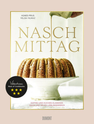 … eine Zeit, zu der sich zuverlässig der Wunsch nach etwas Süßem einstellt, nach einer Kleinigkeit, die einen bis zum Abend durchhalten lässt. Der verdiente Nachmittagssnack ist unsere Verschnaufpause am wuseligen Tag und hat in vielen Kulturen seinen festen Platz: Die Schweden lieben ihre Fika, die Engländer schätzen den Afternoon Tea und die Franzosen das Gôuter. Für den Alltag werden saftige Rührkuchen mit Streuseln, Nüssen und Gewürzen vorbereitet, kernig-fruchtige Riegel und Cookies bleiben lange frisch, und alles lässt sich unkompliziert zur Arbeit, zu Freunden oder auf den Spielplatz mitnehmen. Am Wochenende wird mit vorfreudiger Muße gebacken und aufwendigere Klassiker wie Bienenstich und Käsekuchen oder neue Ideen wie Schoko-Tahini-Kuchen und Earl-Grey-Honig-Madeleines kommen auf den Tisch. Jetzt wird’s gemütlich! »Ein Buch für jeden, der den Naschmittag liebt!« schreibt die Jury in ihrer Begründung für die Auszeichnung mit dem Deutschen Kochbuchpreis Bronze 2023 in der Kategorie Backen.