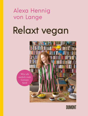 Die Schriftstellerin Alexa Hennig von Lange kocht vegan und gesund. Wenn sie zu Hause an ihrem Schreibtisch sitzt, lässt sie die Figuren ihrer Romane gern mal allein - und kocht für sich und ihre Familie. Während sie Gemüse putzt, Hirse aufsetzt und Kräuter hackt, bekommen ihre Geschichten Raum, sich weiterzuentwickeln. Zurück am Computer ist sie angefüllt mit dem, was in ihrem Roman als Nächstes passieren soll. Nach fast dreißig Jahren des Diäthaltens hat die Autorin wieder Freude daran gefunden, nicht nur für andere zu kochen, sondern auch selbst zu genießen. Der Schlüssel war die vegane Ernährung. Sie griff nach den alten Rezepten ihrer Mutter, interpretierte sie neu und kochte sich zurück in ihre Kindheit - in die Zeit, in der sie sich in ihrem Körper noch wohlgefühlt hatte. Mit ihrem veganen Kochbuch möchte sie eine Rückbesinnung schaffen auf das, was früher selbstverständlich war: regionale Produkte wertschätzen, sie saisonal verwenden und Essen als etwas Schönes und Heilendes verstehen. Sie stellt eine moderne vegane Heimatküche vor, die super schmeckt, für die ganze Familie taugt und das Klima schont.