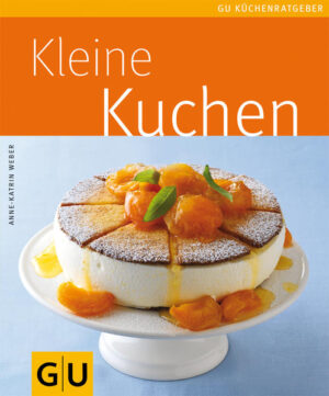 Klein, aber oho! Kleine Kuchen und Gebäck im Miniformat haben hier ihren großen Auftritt. Kleine Kuchen sind einfach gigantisch gut: Für Singles und Paare, kleine Familien, Leute, die gerne backen und die Abwechslung lieben und für alle die gerne schnell ein Stück Süßes mögen, aber nicht mehrere Tage vom gleichen Kuchen essen wollen. Kleine Kostbarkeiten, die so lecker schmecken, dass man am liebsten gleich viele Gäste zum bunten Kuchenbüfett lädt. Frisch aus Miniform, Tasse oder Muffinsblech - da fällt die Wahl schwer zwischen Weißer Linzertorte, Schokoladen-Birnen-Törtchen oder Käsesahne mit Aprikosenkompott. Schnuckelig-gut und zum Glück so klein, dass man ruhig zweimal zugreifen kann! Und damit`s im Großen wie im Kleinen ganz problemlos klappt, gibt es eine praktische Tabelle mit Backtemperaturen, Löffelmaßen und Gewichten.