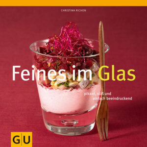 Das Auge isst mit. Was in Frankreich ein großer Trend ist, begeistert auch Kochinteressierte in Deutschland: Anrichten oder gar gleich Zubereiten im Glas. Schicht für Schicht, ob kalt oder warm, pikant oder süß, ist der Genuss löffelweise zu haben.Bunt und kreativ kommen die Verrines daher und überraschen durch ihre Vielfältigkeit. Denn fast alles kann ins Glas gefüllt werden: Von köstlichen Salaten über leckere Desserts bis hin zu ganzen Hauptgerichten sind der Fantasie keine Grenzen gesetzt. Creme, Mousse, Kompott, Früchte …es kann nach Herzenslust gestapelt, geschichtet und gemixt werden. Mit den neu entwickelten, raffinierten, aber einfach zuzubereitenden Rezepten von einer der besten Hobbyköchinnen Deutschlands gelingen alle Rezepte und beeindrucken Gaumen und Augen gleichermaßen.