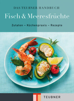 Das umfangreiche Nachschlagewerk bietet viele Informationen und Rezepte rund um das Thema Fisch und Meeresfrüchte. Es ist wie alle Bücher dieser Reihe in drei Teile gegliedert: den Warenkundeteil mit über 150 Produkten zu Fisch und Meeresfrüchten von Aal bis Tintenfisch in Text und Bild unter Berücksichtigung gefährdeter Fische und Meeresfrüchte, den Küchenpraxisteil mit Zubereitungsschritten und Küchentechniken wie Austern öffnen, Fisch filetieren, Hummer und Languste zubereiten oder der Umgang mit Muscheln sowie einem umfangreichen Rezeptteil mit über 150 klassischen und modernen Rezepten aus aller Welt - von feinen Vorspeisen, Suppen, Salaten und Snacks zu Hauptgerichten mit Fisch oder Meeresfrüchten. Plus: spezielle EXTRA Themenseiten über Frischemerkmale, Einkauf von Seafood, Gerätekunde oder die Verwertbarkeit von Fisch und Meeresfrüchten. Ein praktisches Handbuch im Lexikonformat mit TEUBNER Qualität in Inhalt und Ausstattung zum hervorragenden Preis-Leistungs-Verhältnis.