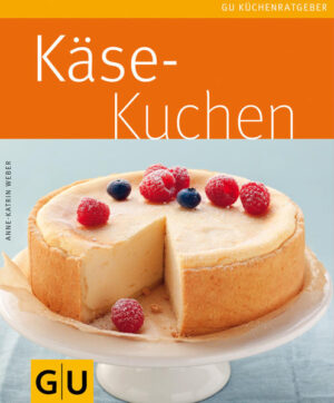 Käsekuchen schmeckt jedem, immer und überall. Wie vielfältig und wandelbar der beliebte Kuchenklassiker ist, zeigen die vielen raffinierten Rezepte. Dabei kommen Liebhaber der weißen Pracht garantiert auf ihre Kosten: Vom traditionellen Käsekuchen, über fruchtigen Himbeer-Mascarpone-Kuchen bis hin zu internationalen und ausgefallenen Varianten wie Cheesecake-Muffins oder einer Pfirsich-Ziegenkäse-Tarte ist für jeden etwas dabei. Auch für besondere Anlässe ist gesorgt mit Backideen für edle Torten. Zusatzrezepte für herzhafte Käsekuchen runden die Auswahl ab. Gut gerüstet mit einem Grundrezept für klassischen Mürbeteig, einer Pannenhilfe und vielen praktischen Tipps, steht dem Backvergnügen nun nichts mehr im Wege.