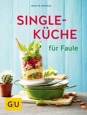 Single-Rezepte für Besser-Esser: kreativ, köstlich und schnell gemachtIm GU-Kochbuch „Singleküche für Faule“ finden Sie moderne Single-Rezepte, die jeder bei wenig Zeit ratz-fatz zubereiten kann. Hier kommt Single-Soulfood für jedermann! Kochen für Singles mit Rezepten für 1 Person: Ihr Buch auf einen BlickDas erwartet Sie in „Singleküche für Faule“: Equipment für die schnelle Küche und clevere Resteverwertung Genuss to go: Smoothie-Bowl, Power-Shake, 4 x flotte Overnight-Oats, Müsli-Cookies und mehr Alles aus einem Topf: Cashew-Porridge, Frühstücks-Quinoa, 4 x One-Pot-Pasta, Spinat-Risotto mit Garnelen und mehr Quickies aus Pfanne & Ofen: Italienisches Rührei, Crêpes mit Apfel und Ziegenkäse, 4 x würzige Asiapfannen und mehr Verwandlungskünstler: Koriander-Limetten-Hummus, Bohneneintopf, 4 x aromatische Dressings, Gefüllte Teigtaschen und mehr Single-Soulfood: Superfood-Salat, Buddha-Bowl, Mediterrane Blätterteigtarte, Steak mit Zitronencouscous und mehr Von Porridge bis Pasta: Mit einfachen Single-Rezepten happy durch den TagKochen für Singles ist langweilig? Bei uns nicht! Wir haben alle angesagten Rezepte für die Singleküche runtergerechnet auf eine Person, aufgepimpt und alltagstauglich gemacht. Mit Overnight-Oats oder Früchte-Bowls starten Sie mit voller Power in den Tag. Mittags lassen Sie die Kantine links liegen, denn unsere Suppen, Salate oder Sandwiches sind die idealen Sattmacher to go. Und abends wird keine Zeit verschwendet und trotzdem frisch gekocht. Dauert höchstens 30 Minuten. Diese Rezepte für die Singleküche sind einsame Spitze! Überzeugen Sie sich selbst: Single-Rezepte fürs Frühstück Vitamine, Mineralstoffe, Kohlenhydrate, Eiweiß und Ballaststoffe: Die „Smoothie-Bowl“ hat alles, was Sie am Morgen brauchen. Fix und fertig sind die „Flotten Overnight-Oats“ - die haben Sie kurzerhand nämlich schon gestern Abend vorbereitet. Single-Rezepte fürs Mittagessen Unsere „Shaking-Salads“ sind perfekt für den Lunch. Dressing (ganz unten, damit nichts durchweicht), Hähnchen, Couscous, Granatapfelkerne und mehr legen sich Schicht für Schicht in ein Einmachglas und warten geduldig bis zur Mittagspause. Und dann: Schütteln, Glas auf, genießen. Wer was Warmes braucht, bereitet fix eine der vier „Magischen Minutensuppen“ vor. Die brauchen im Büro nur noch heißes Wasser. Welche Zutaten darin sind? Das lesen Sie in „Singleküche für Faule“. Übrigens auch immer dabei: vegetarische Single-Rezepte! Single-Rezepte für zwischendurch Knurrt der Magen zwischendurch gibt der „Herzhafte Obstsalat“ mit Früchten und Pecorino Ihnen Power. Den Heißhunger auf Süßes stillen zum Beispiel unsere „Müsli-Cookies“. Single-Rezepte für abends Der Tag war lang, der Magen knurrt, aber Sie haben keine Lust noch groß zu kochen? Unsere „One-Pot-Pasta“ gart fast von alleine. Der „Schellfisch mit Kürbisgemüse“ macht jedem Fischstäbchen Konkurrenz und braucht trotzdem nur 30 Minuten. Oder Sie schlagen gleich zwei Fliegen mit einer Klappe und machen das „Spicy Chicken“ - die zweite Portion dieses Pfannengerichts kommt morgen zusammen mit Tacos auf den Tisch. Single-Soulfood für jede GelegenheitIhre Seele braucht Streicheleinheiten? Die „Süßkartoffel-Pommes“ und die „Caesar Pizza“ sind unsere Favoriten des Single-Soulfoods. Und mit dem „NY-Cheesecake-Eis“ ist garantiert jeder trübe Gedanke verputzt. Einfach ausprobieren und sich rundum glücklich schlemmen!