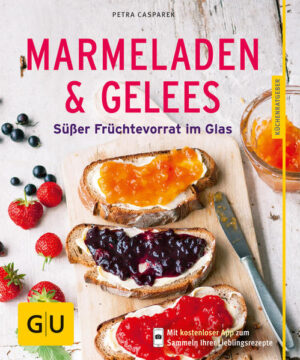 Ausgefallene Marmeladenrezepte für jede JahreszeitFrühling, Sommer, Herbst und Winter: Jede Jahreszeit bringt ihre Ernte mit sich - und nach ein paar Wochen ist es wieder vorbei mit Erdbeeren im Frühling, Pfirsichen im Sommer und Pflaumen im Herbst. Aber wir wollen mehr davon! Und fangen die Früchtchen einfach ein. Der neue GU-Küchenratgeber „Marmeladen & Gelees“ beschert Ihnen im Herbst Frühlingsgefühle und im Winter Sommererinnerungen. Jeder einzelne Aufstrich hinterlässt durch ein gewisses Etwas wie Kräuter, Gewürze, Nüsse oder „Umdrehungen“ so richtig Eindruck. Marmelade zum Selbermachen: Ihr Buch auf einen BlickDas erwartet Sie im GU-Küchenratgeber „Marmeladen & Gelees“: Tipps und Extras für Marmelade & Gelee: Grundregeln, wichtige Geling-Tricks, Grundausstattung und aromatische Dreamteams Frühlingsboten: Holunderblütengelee, Erdbeerkonfitüre mit Tahiti-Vanille, Aprikosenkonfitüre mit Rum, Rhabarbergelee und mehr Summertime: Melonenkonfitüre, Französische Mirabellenkonfitüre, Schwarze Johannisbeere mit Lorbeer, Sauerkirschkonfitüre mit Tonkabohnen und mehr Herbsternte: Granatapfelgelee mit Pistazien, Feigenkonfitüre mit Marsala, Hollerkonfitüre mit Birnen, Zwetschgenröster und mehr Wintertraum: Passionsfrucht-Curd, Bananenkonfitüre, Rosa Grapefruit mit Aperol, Zitronen-Clementinen-Marmelade und mehr Marmeladenrezepte von Erdbeere bis Granatapfel: In jeder Saison ein GeschmackserlebnisMarmelade selber machen - das ist pure Leidenschaft. Zusehen, wie Früchte, Zucker und andere Zutaten zu einer Einheit einkochen. Hoffen, dass die Gelierprobe gelingt. Freuen, wenn andere die Augen beim Genuss der selbst gezauberten Konfitüre schließen. Mit den richtigen Zutaten werden die Fruchtaufstriche zum süßen Topping beim Sonntagsfrühstück oder zum pikanten Dip am Grillabend. Im GU-Küchenratgeber „Marmeladen & Gelees“ bekommen Sie für jede Gelegenheit den passenden Aufstrich. Sie wollen erst ein Löffelchen probieren? Dann kommen Sie jetzt mit in unsere Testküche ... Marmeladenrezepte für den Frühling Unser „Rhabarbergelee“ fängt eine der ersten Schätze des neuen Jahres ein. Zitrone und Vanille heben den süß-herben Geschmack des Rhabarbers gekonnt hervor. So wunderbar konserviert begleitet das Gelee Croissants und Ziegenkäse noch ein bis zwei Jahre - vorausgesetzt die Gläser werden nicht schon beim ersten Frühstück restlos geleert. Die „Himbeermarmelade mit Minze“ können Sie auch außerhalb der Saison zubereiten. Sie gelingt nämlich sebst mit Tiefkühl-Beeren. Marmeladenrezepte für den Sommer Haben Sie schon einmal „Melonenkonfitüre“ probiert? Nein? Dann wird es höchste Zeit! An verregneten Herbsttagen bringt sie pures Sommer-Feeling auf den Frühstückstisch. Oder mindestens genauso lecker: „Französische Mirabellenkonfitüre“! Die versetzt Sie das ganze Jahr über gedanklich zurück in den Frankreichurlaub. Marmeladenrezepte für den Herbst Das „Granatapfelgelee mit Pistazien“ hat Biss und bringt orientalisches Flair auf den Tisch. Das „Zwetschgenconfit mit Bacon“ kommt im nächsten Sommer aufs Grillbüffet oder verleiht selbstgemachten Burger einen ganz neuen Touch. Übrigens: Das Confit wird mit einem besonderen Rohrzucker zubereitet. Mehr Marmeladenrezepte ohne Gelierzucker finden Sie im GU-Küchenratgeber „Marmeladen & Gelees“. Marmeladenrezepte für den Winter Verschenken oder doch selbst genießen? Die Konfitüre „Rosa Grapefruit mit Aperol“ gehört zu unseren ausgefallenen Aufstrichen mit Schuss. Hübsch verziert wird das Glas zum überraschenden Mitbringsel. Das „Karamell mit Fleur de Sel“ passt auf Brot, Gebäck und sogar Torten - und zwar das ganze Jahr über. Konfitüre, Gelee, Confit, Mus: Außergewöhnliche MarmeladenrezepteLust auf Frucht? Dann schaffen Sie Platz in der Vorratskammer! Der GU-Küchenratgeber „Marmeladen & Gelees“ hält alle Rezepte zum Nachmachen für Sie bereit. Schritt für Schritt erklärt, gelingen sie Einsteigern und Marmeladen-Profis in Nullkommanix. Übrigens: „Marmelade“ darf sich nach amtlichen Regeln nur nennen, was aus ganzen Zitrusfrüchten hergestellt wurde - mit Schale, Fruchtfleisch und Saft. Wenn Sie zuhause Marmelade kochen, müssen Sie sich daran natürlich nicht halten. Deshalb nennen wir unsere Fruchtaufstriche im Küchenratgeber manchmal auch einfach ganz locker „Marmelade“.