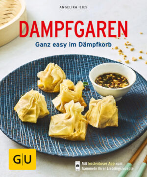 Dampfgarer-Kochbuch: Der easy Einstieg ins Dämpfen Mit dem GU-KüchenRatgeber „Dampfgaren“ bereiten Sie Gemüse, Fisch und Fleisch schonend und aromatisch zu. Pur, mariniert oder gefüllt - diese raffinierten Rezepte sind unkompliziert gemacht und perfekt für eine gesunde Ernährung geeignet. Alle Dampfgarer-Rezepte aus den drei umfassenden Kapiteln gelingen ganz ohne teure Ausstattung mit einem einfachen Dämpfkorb als Aufsatz für Ihre Töpfe. Mit Wissenswertem im 1x1 des Dampfgarens und praktischer Garzeiten-Tabelle! Inklusive Desserts und Beilagen aus dem Dampf. Kochbuch mit Dampfgarer-Rezepten: Das ist viel mehr als heiße Luft! Dämpfen ist eine besonders schonendende Garmethode: Weil die Zutaten dabei erst gar nicht mit Wasser in Berührung kommen, bleiben Vitamine, Mineralstoffe und Eigengeschmack optimal erhalten. Fisch, Fleisch und Gemüse garen über dem kochenden Wasser - umhüllt vom heißen Dampf. Kein Anbrennen, kein Verkochen! Selbst auf Fett kann bei dieser Zubereitungsart verzichtet werden. Dampfgarer-Rezepte schmecken also nicht nur fantastisch, sie sind auch noch gesund! Mit dem GU-KüchenRatgeber „Dampfgaren“ können Sie die Vorzüge des Dämpfens ohne kompliziertes Equipment genießen. Eine Spezialausstattung ist für diese Dampfgarer-Rezepte nämlich gar nicht erforderlich: Stattdessen reicht ein einfacher Dämpfkorb als Hilfsmittel. Aromastarke Dampfgarer-Rezepte im GU-KüchenRatgeber In diesem Einsteiger-Kochbuch fürs Dampfgaren finden Sie Dampfgarer-Rezepte für Salate und Kleinigkeiten, Gemüse, Fleisch und Fisch. Hier kommt schon einmal ein kleiner Vorgeschmack. An die Dämpfkörbe, fertig, los! Salate und Kleinigkeiten aus dem Dampfgarer-Kochbuch Ob Sattmacher-Salat, Häppchen für zwischendurch oder Highlight auf dem Buffet - im Dampf gegarte Salate und Kleinigkeiten sind allesamt geschmackliche Highlights! Mit den Dampfgarer-Rezepten aus dem GU-KüchenRatgeber „Dampfgaren“ wird es bunt und gesund. Probieren Sie zum Beispiel unbedingt diese Gerichte aus: Spitzkohl-Ananas-Salat: Der gesunde Fitmacher ist Figurwunder und Immun-Booster zugleich. Topinambur-Kartoffel-Salat: Holt gemüsetechnisch das Beste aus der Winter-Saison heraus. Spargelsalat: Das feine Gemüse behält im Dampf gegart sein intensives Frühlingsaroma. Unwiderstehlich! Filosäckchen mit Sojadip oder Wan Tan mit Hühnerfüllung: Edles Fingerfood für jede Gelegenheit. Gemüse dampfgaren mit dem Dampfgarer-Kochbuch Sie möchten Gemüse dampfgaren? Wie wäre es mit diesen Favoriten unter den Dampfgarer-Rezepten aus dem GU-KüchenRatgeber „Dampfgaren“? Asia-Gemüse: Leicht, frisch und knackig - das asiatische Gericht strotzt nur so vor Vitaminen. Zucchini-Nudeln mit Chorizo: Der angesagte Pastaersatz sorgt als schlanke Nudelalternative für Furore. Tomaten mit Feta-Reis-Füllung: Simpel und trotzdem sooo gut! Weil alle Zutaten ihr Aroma behalten, wartet hier ein wahres Geschmacksfeuerwerk auf Sie. Fleisch und Fisch aus dem Dampfgarer-Kochbuch Fleisch- und Fischgerichte gelingen mit dem Dämpfeinsatz wie bei einem Profikoch. „Wirsing-Lamm mit Feigen“, „Paprika-Putenbrust“ oder „Apfel-Kasseler mit Minze“ bleiben beim Garen extra-saftig und ein empfindliches Doradenfilet fällt bei dieser Zubereitung nicht auseinander. Verwöhnen Sie sich und Ihre Familie auch mit kreativen, abwechslungsreichen Dampfgarer-Rezepten: „Schweinefilet mit Knusperkruste“, „Japan-Bowl mit Honig-Huhn“, „Sherry-Lachs“ oder „Fischpäckchen à la Saltimbocca“. Alle Dampfgarer-Rezepte finden Sie Schritt für Schritt erklärt in diesem tollen Dampfgarer-Kochbuch - dem GU-KüchenRatgeber „Dampfgaren“.