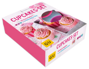 Cupcakes - glücklich unter der Haube!Was hat uns beim Backen und Naschen eigentlich glücklich gemacht, als wir noch keine Cupcakes kannten? Als wir noch ohne Muffins Rezepte auskommen mussten - für die kultig mit Toppings verzierten US-Trend-Törtchen, die mit ihrem hippen Styling jede Kaffeetafel krönen? Cupcakes haben inzwischen auch bei uns Kult-Status und machen der einstigen Königin der Kaffeetafel, der Torte, mächtig Konkurrenz. Vor allem, wenn wir Cupcakes selber machen! Die süßen Glamour-Queens im Miniformat kommen ja auch deutlich leichter und lockerer daher und sind auch für Anfänger als Muffin Rezept einfach schnell zu backen - eben richtige kleine Glücklichmacher für alle, die beim Kuchenbacken und Verzieren ihr kreatives Händchen zeigen möchten. Cupcakes selber machen ist ja auch wirklich superleicht! So geht Kuchen backen heute: Ob Schoko Cupcakes, Cupcakes Frosting oder Cupcakes verzieren mit tollen Ideen - der neue GU-KüchenRatgeber Cupcakes bringt jetzt jede Menge Rezeptnachschub zum Glücklichbacken rund ums Jahr. Denn Cupcakes haben immer Saison! Was im Frühling, Sommer, Herbst und Winter die neuesten Cupcake-Trends sind, zeigt jetzt die renommierte Food-Autorin Inga Pfannebecker mit ihren vielen neuen Backrezepten für jeden Anlass und Geschmack. Nach dem Motto: leicht zu machen - schwer beeindruckend! Denn Inga Pfannebecker hat schon mit ihrem GU-Erfolgsbuch „Expresskochen Low Carb“ gezeigt, worauf es ihr bei Rezepten ankommt: Einfach sollen sie sein, auch für Anfänger. Spaß müssen sie machen - und auf dem Teller toll aussehen! Das Muffin Rezept, das sich chic macht: Ob zum sommerlichen Kaffeeklatsch unterm Apfelbaum, zum gemütlichen Adventskaffee oder einfach nur so - die neuen Cupcakes sind der Blickfang auf jeder Kaffeetafel, ganz gleich, ob die Sonne scheint, ein Frühlingslüftchen weht oder die Herbststürme brausen. Cupcakes orientiert sich an den Jahreszeiten, deshalb sind die Backrezepte dieses GU-KüchenRatgebers auch in vier Kapitel unterteilt: „Frühlingsfrisch“, „Sommersüß“, „Herrlich herbstlich“ und „Wunderbar winterlich“. Da kommen charmante Rosen-Pistazien- oder Erdbeer-Waldmeister-Cupcakes frisch und bunt wie der junge Frühling daher, locken sommerlich fruchtige Tiramisu-Kirsch- oder glutenfreie Blaubeer-Cupcakes, trösten Banoffee-Schoko- oder vegane Schoko-Erdnuss-Cupcakes über den Nieselblues hinweg, und machen sich Chai-Latte- oder Preiselbeeren-Lebkuchen-Cupcakes im Winter für die Weihnachts Cupcakes Kaffeestunde fein. Weitere verführerische Backrezepte: Mandel-Himbeer-Cupcakes Eiskaffee-Cupcakes Brombeer-Kokos-Cupcakes (vegan) Apfel-Streusel-Cupcakes Pflaumen-Haselnuss-Cupcakes Kürbis-Cupcakes Bratapfel-Cupcakes Orangen-Marzipan-Cupcakes Einfach schnell: Und natürlich machen uns Cupcakes, die Muffins mit Frosting, immer dann am glücklichsten, wenn wir sie mit Cupcake Creme dekorativ unter die Haube bringen! Im Serviceteil von Cupcakes finden wir jede Menge Ideen, Backhilfen, Tipps und Tricks dafür. Das Mini-Format der schnell gerührten Törtchen ist ja auch ideal, um sich beim Verzieren mit Frostings und Toppings von den neusten Trends inspirieren zu lassen - und alle möglichen Spielarten auszuprobieren. Neben Infos zu den wichtigsten Grundzutaten, Backutensilien und den besten Grundrezepten für Teige und Frostings zeigt Inga Pfannebecker, wie wir die neuen Cupcakes im Handumdrehen chic stylen, welche Materialien wir dafür brauchen, wie man Blitz-Frostings macht, und wie wir die kleinen Kunstwerke am einfachsten transportieren. Denn mit ihrem stylischen Make-Up und den dekorativen Frostings und Toppings verleihen die süßen Dinger nicht nur jeder Kaffeetafel Glamour - sondern sorgen als Mitbringsel garantiert für glückliche Wow-Momente! Cupcakes auf einen Blick: Neue kreative Backrezepte für Cupcakes und Cupcake Deko. Cupcakes selber machen rund ums Jahr: Die besten Rezepte für Frühlings-, Sommer-, Herbst- und Winter-Cupcakes - für mehr Abwechslung auf dem Kaffeetisch! Ganz im Stil der GU-KüchenRatgeber: leicht und schnell zu backen, einfach zu dekorieren - und garantiert Wow! in der Wirkung. Mit den besten Tipps und Anleitungen für trendige Toppings und Frostings - Cupcake Deko mit Chic! Was hat uns beim Backen und Naschen eigentlich glücklich gemacht, als wir noch keine Cupcakes kannten? Als wir noch ohne Muffins Rezepte auskommen mussten - für die kultig mit Toppings verzierten US-Trend-Törtchen, die mit ihrem hippen Styling jede Kaffeetafel krönen? Cupcakes haben inzwischen auch bei uns Kult-Status und machen der einstigen Königin der Kaffeetafel, der Torte, mächtig Konkurrenz. Vor allem, wenn wir Cupcakes selber machen! Die süßen Glamour-Queens im Miniformat kommen ja auch deutlich leichter und lockerer daher und sind auch für Anfänger als Muffin Rezept einfach schnell zu backen - eben richtige kleine Glücklichmacher für alle, die beim Kuchenbacken und Verzieren ihr kreatives Händchen zeigen möchten. Cupcakes selber machen ist ja auch wirklich superleicht! So geht Kuchen backen heute: Ob Schoko Cupcakes, Cupcakes Frosting oder Cupcakes verzieren mit tollen Ideen - der neue GU-KüchenRatgeber Cupcakes bringt jetzt jede Menge Rezeptnachschub zum Glücklichbacken rund ums Jahr. Denn Cupcakes haben immer Saison! Was im Frühling, Sommer, Herbst und Winter die neuesten Cupcake-Trends sind, zeigt jetzt die renommierte Food-Autorin Inga Pfannebecker mit ihren vielen neuen Backrezepten für jeden Anlass und Geschmack. Nach dem Motto: leicht zu machen - schwer beeindruckend! Denn Pfannebecker hat schon mit ihrem GU-Erfolgsbuch „Expresskochen Low Carb“ gezeigt, worauf es ihr bei Rezepten ankommt: Einfach sollen sie sein, auch für Anfänger. Spaß müssen sie machen - und auf dem Teller toll aussehen! Das Muffin Rezept, das sich chic macht: Ob zum sommerlichen Kaffeeklatsch unterm Apfelbaum, zum gemütlichen Adventskaffee oder einfach nur so - die neuen Cupcakes sind der Blickfang auf jeder Kaffeetafel, ganz gleich, ob die Sonne scheint, ein Frühlingslüftchen weht oder die Herbststürme brausen. Cupcakes orientiert sich an den Jahreszeiten, deshalb sind die Backrezepte dieses GU-KüchenRatgebers auch in vier Kapitel unterteilt: „Frühlingsfrisch“, „Sommersüß“, „Herrlich herbstlich“ und „Wunderbar winterlich“. Da kommen charmante Rosen-Pistazien- oder Erdbeer-Waldmeister-Cupcakes frisch und bunt wie der junge Frühling daher, locken sommerlich fruchtige Tiramisu-Kirsch- oder glutenfreie Blaubeer-Cupcakes, trösten Banoffee-Schoko- oder vegane Schoko-Erdnuss-Cupcakes über den Nieselblues hinweg, und machen sich Chai-Latte- oder Preiselbeeren-Lebkuchen-Cupcakes im Winter für die Weihnachts Cupcakes Kaffeestunde fein. Weitere verführerische Backrezepte: Mandel-Himbeer-Cupcakes Eiskaffee-Cupcakes Brombeer-Kokos-Cupcakes (vegan) Apfel-Streusel-Cupcakes Pflaumen-Haselnuss-Cupcakes Kürbis-Cupcakes Bratapfel-Cupcakes Orangen-Marzipan-Cupcakes Einfach schnell: Und natürlich machen uns Cupcakes, die Muffins mit Frosting, immer dann am glücklichsten, wenn wir sie mit Cupcake Creme dekorativ unter die Haube bringen! Im Serviceteil von Cupcakes finden wir jede Menge Ideen, Backhilfen, Tipps und Tricks dafür. Das Mini-Format der schnell gerührten Törtchen ist ja auch ideal, um sich beim Verzieren mit Frostings und Toppings von den neusten Trends inspirieren zu lassen - und alle möglichen Spielarten auszuprobieren. Neben Infos zu den wichtigsten Grundzutaten, Backutensilien und den besten Grundrezepten für Teige und Frostings zeigt Inga Pfannebecker, wie wir die neuen Cupcakes im Handumdrehen chic stylen, welche Materialien wir dafür brauchen, wie man Blitz-Frostings macht, und wie wir die kleinen Kunstwerke am einfachsten transportieren. Denn mit ihrem stylischen Make-Up und den dekorativen Frostings und Toppings verleihen die süßen Dinger nicht nur jeder Kaffeetafel Glamour - sondern sorgen als Mitbringsel garantiert für glückliche Wow-Momente! Cupcakes auf einen Blick: Neue kreative Backrezepte für Cupcakes und Cupcake Deko. Cupcakes selber machen rund ums Jahr: Die besten Rezepte für Frühlings-, Sommer-, Herbst- und Winter-Cupcakes - für mehr Abwechslung auf dem Kaffeetisch! Ganz im Stil der GU-KüchenRatgeber: leicht und schnell zu backen, einfach zu dekorieren - und garantiert Wow! in der Wirkung. Mit den besten Tipps und Anleitungen für trendige Toppings und Frostings - Cupcake Deko mit Chic!