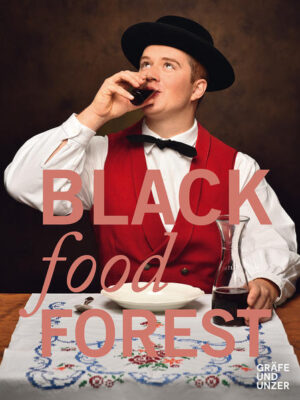 Blackfoodforest - Beeindruckende Fotografien und spannende Rezepte aus dem Schwarzwald Das kulinarische Erbe des Schwarzwaldes: Heimatküche trifft auf moderne Fotografie Rezeptschätze aus einem historischen Kochbuch zweisprachig aufbereitet in deutsch sowie englisch und völlig neu interpretiert, eingebettet in Portraitfotografie mit traditionellen Trachten Für Heimatnostalgiker & SchwarzwaldfansBei den Stichworten „Heimatküche“ und „traditionelle Tracht“ hat man nicht gerade moderne Bilder vor Augen. Der Fotograf Michael Wissing schafft es jedoch genau dies darzustellen. Inspiriert von einem alten Kochbuch voller traditioneller Rezepte aus dem Schwarzwald setzt er diese Gerichte gekonnt in Szene. Die tiefgründigen Bilder der Fotografin Claudia Thoma zeigen zudem eindrucksvoll, wie der Schwarzwald seine Bewohner formte & formt. Ein beeindruckendes Werk über Menschen, Kulinarik & Geschichte. Beeindruckende Bildsprache & KunstfotografieDer im Schwarzwald beheimatete Fotograf Michael Wissing arbeitet für die renommiertesten internationalen Magazine, für Agenturen und Firmen. Er fotografierte schon zahlreiche Bücher und Kochbücher und gewann für sein Schaffen internationale Preise und Auszeichnungen. Zusammen mit der Kunst- und Portraitfotografin Claudia Thoma hat er sich ein Team von Schwarzwaldexperten zusammengestellt um dieses beeindruckende Kunstbuch zu schaffen.