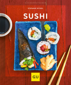 SushiGefüllt, gerollt, gewickelt  willkommen in Sushi-Heaven! Endlich selbst Sushi rollen! Sie wollten schon immer mal Sushi selbst machen, haben sich aber nicht an Bambusmatte, Sushireis und Stäbchen getraut? Dann wird dieser KüchenRatgeber Ihnen neue Welten eröffnen. Denn in ganz einfachen und für jeden nachvollziehbaren Steps zeigt die Autorin Stefanie Nickel, wie simpel es ist, Sushi zuzubereiten. Und keine Sorge, dafür braucht man kein ausgefallenes neues Küchenwerkzeug, lediglich ein bisschen Fingerspitzengefühl. Die Rezepte  klassisch, ausgefallen und freestyle Nach dem Einkauf im Asialaden kann es losgehen. Doch die Qual der Wahl fällt schwer, welches Rezept Sie als erstes zubereiten wollen. Vielleicht helfen die Kategorien: Klassische gerollt: Wer traditionelles Sushi, wie z.B. Maki und Inside-Out-Rollen mag, wird hier fündig. Ob in der Kombi mit Fisch oder vegetarisch mit Tofu  die kleinen Röllchen überzeugen. Einfach geformt: Schnell und wenig aufwendig sind die Nigiri, die z.B. mit Räucherlachs oder mit Rettich und Apfel serviert werden. Auch die Gunkan lassen sich so herstellen  kleine Sushitaschen mit allerlei Gemüse und Fisch. Freestyle Sushi: Keine Geduld oder Lust mal was Neues auszuprobieren? Dann ist dieses Kapitel, z.B. mit Kürbis-Temaki, Sushi-Burger und Sushi-Burritos genau das Richtige für Sie. Kreativ, kreativer, Sushi Die kleinen Rollen sehen sehr hübsch aus und eigenen sich nicht nur deshalb besonders für Gäste. Sushi lässt sich nämlich auch hervorragend vorbereiten und kühl halten. Es kann mit verschiedenen Dressings und Soßen serviert werden und überzeugt Veganer, Vegetarier und Allesesser. So finden Sie unter anderem vegane Zuckerschoten-Maki, vegetarisches Gemüse-Chirasi mit Tofu und Gunkan mit Lachstatar für Fischliebhaber. Freuen Sie sich außerdem auf eine große Auswahl an Rezepten, die mit Gemüse zubereitet sind. Zum Beispiel: Kabeljau-Nigiri mit Rettich Kürbis-Uramaki Pilz-Avocado-Maki Spargel-Tofu-Uramaki Ein bisschen Theorie, aber ganz viel Praxis Sie werden bei der Zubereitung nicht allein gelassen. Wie in den GU KüchenRatgebern üblich, gibt es nutzwertige Anleitungen. Stefanie Nickel zeigt, wie man Sushi-Reis richtig zubereitet, welche Küchenhelfer Sie brauchen, wie das Prinzip Sushi funktioniert und wie man die ersten Maki-Sushi rollt. Auch die typisch japanischen Sushi-Zutaten und perfekte Kombinationen finden Platz in dem hochwertig fotografierten Kochbuch. "Sushi" ist erhältlich im Online-Buchshop Honighäuschen.
