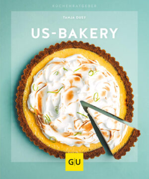 US BakeryKöstliche Rezepte aus Amerika: Kuchen, Cookies, Pies, Muffins, Torten und Cheesecake! Wer einmal in Amerika den klassischen Cheesecake oder Red Velvet Cake probiert hat, möchte diesen auch zuhause nachbacken. Das geht mit dem neuen Backbuch von Tanja Dusy nun endlich völlig unproblematisch. Die Autorin zeigt auf, welche heimischen Zutaten wir verwenden können, um All-Purpose-Flour zu ersetzen und cremige Frostings und luftig-leichte Teige herzustellen. Hobbybäcker werden ihre wahre Freude daran haben, Gäste und Freunde mit amerikanischen Backwaren zu begeistert. Echt amerikanisch … … sind Whoopies, Pies und Bars. Was zunächst verwirrend klingt, ist Glück in Kuchenform. Feine Cookies überzeugen mit Crunch und werden mit Füllung zu Whoopies zusammengesetzt. Pies kennen wir hier als Obstkuchen, die mit Mürbeteig zubereitet werden und Bars sind sündige Kekse in Riegelform - oft mit Früchten zubereitet. Auch die klassischen Muffins sowie Blondies und Brownies dürfen auf der Kaffeetafel nicht fehlen. Für einen Geburtstag darf es dann auch der Devil’s Food Cake sein. Die Rezepte lassen sich in drei Kategorien darstellen: Cookies, Brownies und Bars für leckeren Genuss aus der Hand Muffins, Cupcakes und More, die nicht nur Kinder begeistern Cakes und Pies für Gäste und Feste Backbuch für Anfänger Es warten weder komplizierte Motivtorten noch mehrstöckige Layercakes auf geübte Hände. Vielmehr können die Rezeptideen und Backwaren von jedem Anfänger und auch von Hobbybäckern zubereitet werden. Die Rezepte, die auch mal laktosefrei und ohne Ei auskommen, sind süß und sündig. Deshalb eignet sich die US Bakery so toll für folgende Gelegenheiten: Babyshower und Kindergeburtstage Feste mit Verwandten und Kaffeekränzchen Weihnachten, Ostern oder Neujahr Ein wahrer Glückgriff und eine tolle Bereicherung fürs Kochbuchregal!