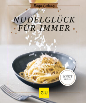 Nudeln machen glücklich und satt! Tanja Dusy zeigt in ihrem Magic Cooking Kochbuch kreative neue Ideen mit Pasta, die garantiert schmecken!Nudeln passen nicht nur in die Feierabendküche und an den Familientisch, sondern sind auch wahres Soulfood für jede Jahreszeit. Das neue Nudel Kochbuch zeigt Ihnen wie die perfekte Pasta gekocht wird und gibt Inspiration für Saucen, Pestos und aromatische Kreationen. Mit dabei sind schnelle Rezepte, feine Mahlzeiten für Gäste und Vorschläge für den Alltag mit besonderem Pfiff. Kochbuch Pasta - und bastaMehr als ein paar feine Nudeln braucht es oft nicht, um ein schnelles Mittagessen auf den Tisch zu zaubern. Viele Rezepte schmecken pur so gut, dass sie mit wenigen Zutaten auskommen und schnell gemacht sind. Probieren Sie unbedingt:Tagliatelle mit ThymianpilzenPenne PeperonataPasta alla Briciole mit FenchelGefüllt, geschichtet, gerollt, geschnitten …… als Lasagne, Auflauf, Salat oder Suppe sind Nudeln ein Dauerbrenner. Selbst gemacht überzeugen sie Gäste mit feinem Biss. Die Autorin hat für diese Gelegenheiten die perfekten Kombinationen entwickelt:Safrannudeln mit MiesmuschelnUdon-Nudeln mit Chili-HackRote Bete-Nudeln mit SchafskäseMagic Nudel-CookingDas neue Pasta Buch macht Sie glücklich, wenn Sie vegane, vegetarische und Rezepte aus der Fleisch- und Fischküche lieben, gerne frische Zutaten kombinieren und ein Pasta-Fan sind. Viele Rezepte kommen mit Zutaten aus dem Vorratsschrank oder Tiefkühler aus und stehen in unter 30 Minuten auf dem Tisch. 