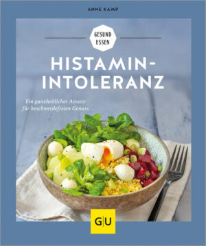 Histamin ist ein natürliches Produkt unseres Körpers und Bestandteil vieler Lebensmittel. Doch nicht alle Menschen vertragen Histamin gleich gut: Bauchschmerzen, Übelkeit und Kopfschmerzen nach dem Essen sind mögliche Symptome einer Unverträglichkeit. Ökotrophologin Anne Kamp erklärt fundiert und leicht verständlich die Hintergründe einer Histaminintoleranz und welche Rolle dabei auch lösliche Ballaststoffe und Proteine in der täglichen Ernährung spielen. Mit einem einfachen 3-Stufen-Plan und einer umfangreichen Sammlung alltagstauglicher Rezepte zeigt sie den Weg hin zu einer abwechslungsreichen und verträglichen Ernährung für unbeschwerten Genuss. Ihr Buch auf einen Blick: Das erwartet Sie in „Histaminintoleranz“, Ihrem GU-Kochbuch für eine vollwertige, histaminarme Ernährung: Theorie: Beschwerdefrei genießen bei Histaminintoleranz: Was ist eine Histaminunverträglichkeit? Wie wird sie diagnostiziert? In welchen Lebensmitteln steckt Histamin und wodurch lassen sie sich ersetzen? Welche Rolle spielen Ballaststoffe und Proteine bei der Entstehung einer Histaminintoleranz? Wie Sie als Betroffene beschwerdefrei durch den Alltag kommen, erfahren Sie hier. Praxis: Histaminarme Rezepte: Vom Frühstück über Salate, Suppen und Snacks bis hin zu Herzhaftem aus dem Ofen, Pasta, Fleisch, Fisch und Süßem, Knabbereien und Getränken - mit diesen histaminarmen und vielfach auch glutenfreien Rezepten können Sie das Leben wieder genießen.