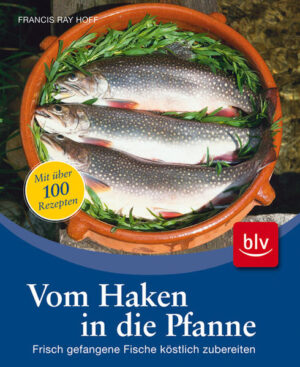 Nur selten kann man auf dem Buchmarkt sagen: „Das hat es so noch nicht gegeben.“ Beim Titel Vom Haken in die Pfanne ist diese Aussage aber einmal gerechtfertigt. Der Verfasser Francis Ray Hoff - professioneller Koch, passionierter Petrijünger, Jäger und Leidenschaftlicher Koch - hat sich bei allem Streben nach Perfektion den Sinn fürs Machbare, Bodenständige bewahrt. Das gilt auch für sein neuestes Buch, in dem er die Zubereitung schmackhafter Fischgerichte mit Raffinesse erläutert. Von den Forellen bis zum Steinbutt: Der Reihe nach stellt Hoff die verschiedensten Süßwasser- und Meeresfische vor (für Angler allemal auch solche, die es kaum im Fischgeschäft gibt) und präsentiert zuweilen mehr als ein halbes Dutzend Rezeptvorschläge. Neben den appetitanregenden Fotos werden die Zutaten übersichtlich aufgelistet. Klar gegliedert kommen dann die straffen, unmissverständlichen Arbeitsschritte daher. Dabei muss der Angler oder Küchenfreund nicht fürchten, vor Aufgaben gestellt zu werden, die nur ein Sterne-Koch bewerkstelligen kann. Auch die Zutaten bedürfen keiner detektivischen Beschaffungsreise. Dass der Laie so ganz nebenbei Wissenswertes über die einzelnen Fischarten erfährt, ist nettes Beiwerk. Nach 80 Rezepten wird das heimische Terrain insofern verlassen, als auch teils Shrimps oder Garnelen Eingang finden. Ebenso auf Krebs und Hummer braucht man nicht zu verzichten. Fischsuppen und -terrinen sowie ein Fondue bringen zusätzliche Abwechslung. Kurzum: Francis Ray Hoffs kulinarische Exkursion in die Unterwasserwelt regt unausweichlich den Tatendrang an - ob auf der Fischwaid und/oder in der Küche.