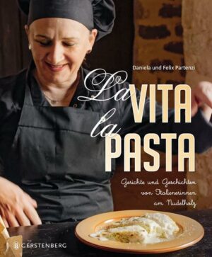 Mamma macht Pasta. Hausgemachte Nudeln sind in Italien unverzichtbar. Vom Lago Maggiore bis ins sonnige Salento ist die Kunst der Herstellung und Zubereitung fest in Frauenhand. Daniela und Felix Partenzi haben sie in ihren Küchen besucht, ihnen über die Schulter geschaut, haben ihre herzerwärmenden Erlebnisse und die leckersten 70 Rezepte in diesem Buch angerichtet. "La Vita, la Pasta" ist erhältlich im Online-Buchshop Honighäuschen.