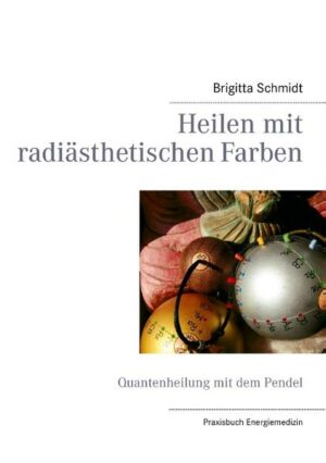 Honighäuschen (Bonn) - Die Quantenmedizin bestätigt, dass jedes Lebewesen aus einem Konzert einer nahezu unendlich großen Zahl schwingender Frequenzen besteht. Um Krankheit zu heilen oder zu verhindern, müssen wir im Körper lediglich den Impuls zur Heilung und Ordnung setzen und ihm die entsprechenden Schwingungen zur Verfügung stellen. Das Universalpendel, nach ägyptischen Vorbildern von Léon Chauméry, André de Bélizal und P.A. Morel in den frühen 1930-er Jahren in Frankreich entwickelt und von Józef Baj in Polen zur Perfektion gebracht, dient gleichzeitig als Empfänger und Sender radiästhetischer Farben (Frequenzen), weshalb dieses Werkzeug sowohl zur Diagnose als auch zur Therapie eingesetzt werden kann. Dieses Praxisbuch erläutert die Anwendung des historischen (französischen) Universalpendels sowie die Arbeit mit der Neuen Radiästhesie und den neuen Universalpendelsets Prometheus, Merkaba und dem Universalpendel der 22 Engel. Es wird ergänzt um Informationen zum vereinfachten Universalpendel (Farbpendel) und den Chromotherapiependeln zur Behandlung der Chakren sowie dem neuen Pendel Hathor und den Isis/Osiris Pendeln.