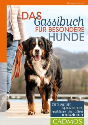 Honighäuschen (Bonn) - Dieses Buch richtet sich an Halter von reaktiven Hunden, die jeden Tag neu überlegen, wo und wann sie mit ihrem Vierbeiner Gassi gehen könnten, wem sie begegnen werden, wie sie ausweichen können und welche Fluchtwege vorhanden sind. Erfahren Sie, wie Sie auch mit besonderen Hunden schöne Gassirunden drehen und Qualitätszeit mit ihnen genießen können und wie Sie die täglichen Spaziergänge so nutzen können, dass Hund und Mensch daraus etwas gewinnen und sich nicht durchkämpfen müssen. Es gibt viele Anregungen für Beschäftigungsmöglichkeiten unterwegs, die Hirn und Körper fit halten und Abwechslung auf der Gassirunde bieten. Keine Angst, Sie brauchen trotzdem keinen Rucksack mit Unmengen an Zubehör, auch nicht für ihren komplizierten Vierbeiner. Vielmehr sollten Sie und Ihr Hund auf den Spaziergängen zusammen wachsen, Freude haben aneinander, an der Natur, am Spiel und an den kreativen Aufgaben. Alles kann mal mehr, mal weniger, oder auch gar nicht eingesetzt werden, denn Flexibilität ist ein Schlüsselwort im Umgang mit Hunden, die viele Unsicherheiten in sich tragen. Die wichtigste Aufgabe ist es, sie zu stärken. Lesen Sie, wie Sie vom Spießrutenlaufen wegkommen und mit Ihrem Hund Freude im Alltag gewinnen!