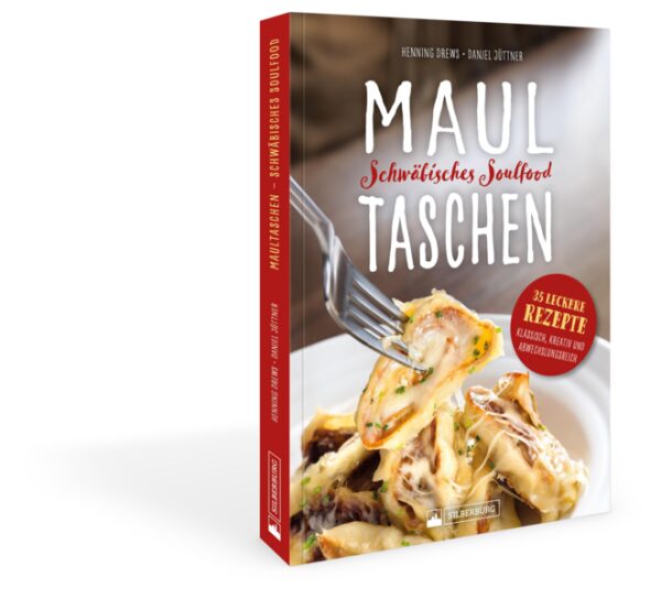 Maultaschen, das Soulfood aus Schwaben, begeistert alle. In diesem Kochbuch gibt es Rezepte für jeden Geschmack überall auf der Welt. Das Maultaschenfrühstück wird sich selbst in München durchsetzen und die Maultaschen »BER« mit Currysauce in Berlin. Auch für den süßen Gaumen gibt es tolle Ideen. Maultaschenrezepte mit Hülle und Fülle: traditionell, modern variiert, international angehaucht, hemmungslos kreativ und immer lecker!