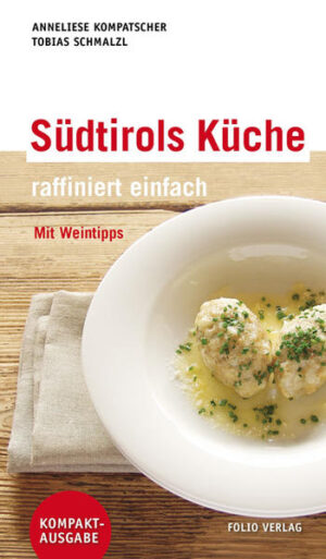 Klein und handlich und voll frischer Ideen zur Neuinterpretation der traditionellen Südtiroler Küche - das ist die kompakte und reich bebilderte Ausgabe von „Südtirols Küche - raffiniert einfach“ des bewährten Autorenduos Anneliese Kompatscher und Tobias Schmalzl. Die renommierte Kochbuchautorin und der Haubenkoch präsentieren in der Pocketversion des großen Vorgängerbandes eine Auswahl an Gerichten, die die Klassiker der Südtiroler Küche umfasst. Raffiniert verfeinert und zum Nachkochen in einfache Rezepte verpackt, beinhaltet die Bandbreite an Köstlichkeiten kalte und warme Vorspeisen, leichte Fleisch- und Fischgerichte sowie verführerische Desserts. Klare Anleitungen, Zubereitungstipps eines Profis und praktische Verweise auf regionale Produkte: So gelingen Rohnenknödel, Rindsschulternahtl und Haselnussbuchteln auch in der heimischen Küche.