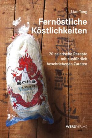 Asien - bei vielen weckt der Kontinent hierzulande die Reiselust, die Sehnsucht nach Sonne, Exotik … und Erinnerungen an leckere kulinarische Höhepunkte. Doch warum in die Ferne schweifen, wenn das Gute auch in der Nähe zu finden ist? Weshalb nur im Restaurant in Ferienerinnerungen schwelgen, statt sich einen Hauch des Fernen Ostens in die eigene Küche zu holen? Das Geheimnis um die leckeren Zutaten, die Currys, Glasnudeln, Sushi & Co. das gewisse Etwas verleihen, ist längst nicht mehr wenigen Eingeweihten vorbehalten, und Lebensmittel aus Fernost finden sich auch in unseren Läden und Asia-Märkten. Lian Tang stellt die wichtigsten 60 Produkte der asiatischen Küche vor, zeigt, wie einfach und vielseitig sie zu verwenden sind - und zaubert damit 70 köstliche Kreationen von Aperitif bis Dessert auf den Tisch, die den Duft Asiens in die eigene Stube bringen.