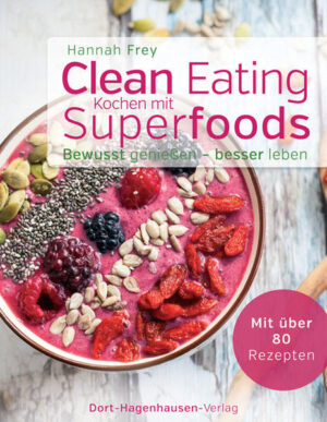 Superfoods haben eine sehr hohe Nährstoffdichte und gelten deshalb als besonders gesund. Heimische Lebensmittel wie Blaubeeren oder Grünkohl zählen dazu, aber auch exotische, wie Chia-Samen, Goji-Beeren, oder Matcha. Ihnen ist gemein, dass sie über hohe Mengen an Proteinen, Vitaminen, Mineralstoffen, Antioxidantien, Aminosäuren, essentiellen Fettsäuren und Enzymen verfügen. Durch den modernen „Power-Begriff“ vergisst man schnell, dass es sich bei den Superfoods eigentlich um altbewährte Naturprodukte handelt, die viele Vorteile gegenüber industriell hergestellten Lebensmitteln haben. Die Autorin Hannah Frey hat mit diesem Buch nicht nur einen Ernährungsratgeber geschrieben, der zeigt, wie wir durch Superfoods unsere Ernährungsgewohnheiten verbessern und unsere Gesundheit fördern können, sondern auch ein Kochbuch geschaffen, welches mit über 80 vegetarischen und veganen Rezepten Lust auf gesundes und natürliches Essen macht. Mit der Beschreibung der 25 wichtigsten Superfoods von Amaranth bis Zitrone wird eine fundierte Wissensgrundlage geschaffen, die durch Rezepte für die Verwendung der Superfoods im Frühstück, in Suppen und Salaten, bei Hauptgerichten, in Desserts, Gebäck und Snacks unterstützt wird. Eine geniale Informationsquelle für alle ernährungsbewussten Genießer.