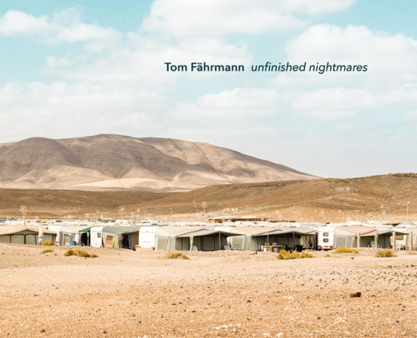 Honighäuschen (Bonn) - Tom Fährmann wirft in seinem Fotobildband einen präzisen Blick auf die disparaten Hinterlassenschaften missglückter Urbanisierung auf der Touristeninsel Lanzarote. Übrig gebliebene, unfertige oder noch nicht in Betrieb genommene Orte kollidieren mit der kargen Vegetation der Vulkanlandschaft und bezeugen ihren hausgemachten Raubbau. Auf entlegenen Plateaus, in sandigen Ebenen und im vulkanischen Hochland laufen markierte Pisten ins Leere, kreisen verlorene Verkehrsinseln um sich selbst, fristen frisch herausgeputzte Sport- und Tennisplätze ein klaustrophobisches Dasein. Dabei geht von der menschlichen Unbehaustheit der streng komponierten Fotografi en eine Ästhetik ganz eigener Art aus: Die im grellen Tageslicht dargebotenen zivilisatorischen Konstruktionen gehen in Form und Farbe Wechselwirkungen mit der archaisierenden Berglandschaft ein. Silos, Wassertanks und Aschehalden beleben die Landschaft, die die Dinge wiederum erst zur Geltung bringt. Tom Fährmann, *1956 in Duisburg. Als Kameramann für Kino-, Fernseh- und Werbefi lm fotografi erte er Filme von Volker Schlöndorff, Sönke Wortmann, Nico Hoffmann, Helmut Dietl und Ian Fitzgibbon. Für seine Arbeiten erhielt er u. a. den Bayerischen Filmpreis, den Deutschen Kamerapreis sowie Nominierungen für den Golden Frog, den Deutschen Kamerapreis und den Europäischen Filmpreis. Seine fotografi sche Arbeit hat Tom Fährmann immer als den Kern seiner Auseinandersetzung mit dem Bild begriffen und die Zeiten zwischen den Filmproduktionen genutzt, um an langjährigen fotografi schen Projekten zu arbeiten. Zahlreiche Ausstellungen, Publikationen in Fachzeitschriften und das Fotobuch beyond the image gingen dem Projekt unfi nished nightmares voraus. Tom Fährmann lebt und arbeitet in München.