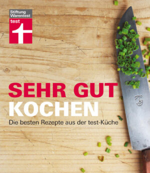 Sehr gut kochen heißt kreativ kochen. Dieses wunderschöne Buch enthält insgesamt rund 130 Rezepte: Wie koche ich mit wenigen Zutaten raffinierte Gerichte, die gesund sind und gut schmecken? Dieses Buch der Stiftung Warentest bietet viele verblüffende Ideen für alle, die jeden Tag sehr gut kochen möchten. Mit ausführlicher Warenkunde und dem gesammelten Know-how der test-Ernährungsexpertinnen. Das Kochbuch enthält neben den besten Rezepten aus den letzten 5 Jahren "test" viele vollkommen neue Kochideen. Alles ist leicht nachzumachen und doch raffiniert und immer überraschend. Sehr gut kochen heißt, am Herd Neues zu entdecken, ungewohnte Kombinationen auszuprobieren, Traditionelles mit Neuem zu verbinden. Und es heißt auch, Lebensmittel mit Sorgfalt auszuwählen, insbesondere frischem Fleisch, Fisch und Gemüse Respekt zu zollen, sich beim Kochen neugierig und mit allen Sinnen auf die Eigenart der Lebensmittel und unbekannte Zutaten einzulassen. Aus dem Inhalt: Marinierter Tafelspitz, indisches Sauerkraut, viele Gemüsegerichte wie beispielsweise Spitzkohl mit Orangensahne, Mangold-Lasagne oder Wirsinggratin mit Zimt und Thymian, verführerische Süßspeisen wie Brownies oder Orangentiramisu, heiße und kalte Suppen, Fischgerichte, Salate, Chutneys, Dips und Mojos, und viele, viele weitere Rezepte.