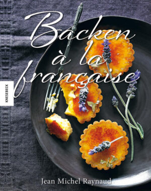 In diesem inspirierenden und praktischen Backbuch zeigt der Meister-Patissier Jean-Michel Raynaud in über 95 wunderschön durchfotografierten verlockenden Rezepten mit vielen Tipps und Tricks, wie man in der heimischen Küche köstliches französisches Backwerk herstellt. Nach einer Einführung mit den Basiszutaten und wichtigen Arbeitsutensilien folgen Kapitel zu Plätzchen und Kleingebäck, Kuchen und Desserts, Tartes und Pasteten, Brandteig, Croissants, Blätterteig, Brioches, Brot, Marmeladen und Aufstrichen. Bei schwierigeren Backwerken helfen Schritt-für-Schritt-Anleitungen und -Fotos. Eingestreut ins Buch finden sich viele Erinnerungen Raynauds zu seiner Ausbildungszeit und seiner Arbeit als Patissier, die einen Einblick in die Bedeutung des Backens und die Rolle der Bäcker in Frankreichs Tradition und Kultur ermöglichen und Informationen zur Geschichte der Rezepte liefern.