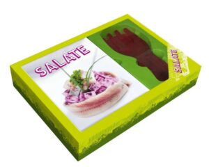 Frisch, abwechslungsreich und gesund: Salate sind immer ein Genuss. Diese Geschenkbox versammelt die leckersten Rezepte für köstliche Salate in allen Variationen. Ob klassisch oder raffiniert, ob als Vorspeise oder Sattmacher, fürs Picknick oder für die Party - hier möchte garantiert jeder Salate-Liebhaber aus vollen Schüsseln schöpfen! Beliebte Klassiker und köstliche neue Kreationen. Alle Rezepte sind schnell gezaubert und gelingen immer! Das Buch kommt zusammen mit einem formschönen Salatbesteck.