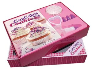 Locker-leicht, fruchtig-frisch oder knackig-knusprig: Cremegekrönte Cupcakes und köstliche Cookies sind einfach zum Vernaschen. Cupcakes, die verfeinerten Verwandten der bei uns seit langem beliebten Muffins, und aromareiche Plätzchen bedeuten himmlischen Genuss im Kleinformat. Dieses liebevoll gestaltete Set versammelt die leckersten Rezepte für traumhafte Minitörtchen und Kekse, die einfach zu jeder Gelegenheit passen: für Ihre trendige Party, die exquisite Kaffeetafel oder einfach als süße Sünde für zwischendurch. Damit Sie sofort loslegen können, enthält das Set zudem 23 liebevoll dekorierte Cupcake-Backförmchen, einen Spritzbeutel mit 3 Tüllen sowie einen Herz- und einen Sternausstecher. Lassen Sie sich von den schicken Minikuchen und den schmucken Cookies verzaubern, und entdecken Sie Ihr persönliches Lieblingsrezept. Attraktive Buch-Box mit liebevoll dekorierten Cupcake-Backförmchen, Spritzbeutel mit 3 Tüllen zum Verzieren sowie Herz- und Sternausstecher. Klein, fein und voll im Trend: von Rübli-Cupcakes und Johannisbeer-Cookies bis zu Mokkaherzen mit Marzipan. Das ideale Geschenk für süße Naschkatzen mit Herz.