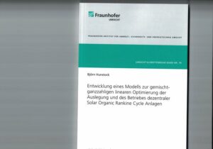 Honighäuschen (Bonn) - In der vorliegenden Arbeit werden eine konzeptionelle Auslegung und der dazugehörige Betrieb einer dezentralen Solar Organic Rankine Cycle (SORC) Anlage gleichzeitig optimiert. Dazu wird ein gemischt-ganzzahliges lineares Optimierungsmodell eingesetzt. Für ein Fallbeispiel wird die optimale Auslegung einer SORC-Anlage ermittelt, welche die bisher durch einen Dieselgenerator sichergestellte Stromversorgung in einer netzfernen, sonnenreichen Region wirtschaftlich vorteilhaft ergänzt.