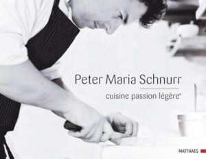 Die kulinarische Philosophie von Peter Maria Schnurr spiegelt sich in seiner selbstbewussten, souveränen und modern interpretierten „cuisine passion légère©“ wider. Seine ungeheure, manchmal maßlose Kreativität verlässt nie das Terrain der Haute Cuisine, sondern erweitert es um verblüffende Geschmackskompositionen, die eigentlich undenkbar sind - bis Schnurr kommt, alle Regeln bricht und beweist, dass es funktioniert! Mit einer absoluten Kompromisslosigkeit hat er an seinem Buch gearbeitet, sich und seinem Team alles abverlangt, um etwas Außergewöhnliches zu schaffen - denn Mittelmaß reicht ihm nie aus.In diesem wegweisenden Kochbuch zeigt er in über 150 großartigen Kreationen ein Panorama seiner Kochkunst. Weit über ein Jahr hat er daran gearbeitet, die Gerichte von 7 saisonalen Speisekarten aus dem Falco in Leipzig gekocht, angerichtet und von Foodfotograf Ralf Müller in Szene setzen lassen. Entstanden ist ein ganz besonderes Buch. Allein die Inspirationen, die darin stecken, werden die Kochkunst verändern.