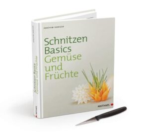 Ein kleiner Eisbär aus Rettich als Schaustück, eine Blüte aus Radieschen als Highlight auf dem Teller oder ein Melonenschmetterling am Glasrand - dies sind die Zutaten, um Gäste zu überraschen und zu begeistern.Mit Joachim Habiger lässt Sie ein versierter Fachmann, der eine eigene Seminarschule betreibt,an seiner langjährigen Erfahrung teilhaben. Er zeigt anhand zahlreicher Schritt-für-Schritt-Aufnahmen kleine Kunstwerke und Kreationen unterschiedlichen Schwierigkeitsgrades, leicht umsetzbar für Neulinge, aber auch bereits erfahrene Schnitzer können mit diesem Buch ihr Repertoire erweitern. Ein jeder wird darin fündig: Caterer, Metzger oder auch Bäcker, die ihre Büfetts bereichern möchten, Köche, um ihre Kreationen zu veredeln, aber auch der private Gastgeber, der auf der Suche nach dem ganz Besonderen ist. Das Buch beinhaltet Kapitel wie Teller- und Glasdekorationen, Schaustücke mit Blüten und Tieren, besondere Schnitzereien aus Früchten und Gemüse, aber auch Spezialthemen wie Hochzeitsdekorationen kommen nicht zu kurz.Im Set mit dem Qualitätsschnitzmesser der Firma Gießer wird das Buch zum perfekten Starter-Kit für Anfänger oder zum außergewöhnlichen Geschenk für alle Schnitzbegeisterten. Ganz nach dem Motto: Sehen, kaufen, loslegen!