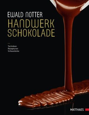 Mehrfach für seine Kunstfertigkeit im Umgang mit Schokolade und Zucker ausgezeichnet, ist es Meisterpatissier Ewald Notter mit diesem wunderschönen Buch gelungen, ein übersichtliches und informativesLehrwerk für angehende Profis und begeisterte Schokoladen-Liebhaber zusammenzustellen. Im Einführungsteil gibt der Fachmann Wissenswertes über Geschichte und Eigenschaften von Schokolade weiter und stellt wichtige Zutaten sowie die benötigte Ausrüstung bei der Arbeit mit Schokolade vor. Grundlegende Arbeitstechniken wie das Temperieren von Schokolade oder das Karamellisieren von Nüssen werden erklärt und dann in mehreren Kapiteln zur Herstellung einfacher Pralinen mit verschiedensten Füllungen angewendet und vertieft. Der dritte Teil des Buches ist ganz der Herstellung beeindruckender Schaustücke und Schokoladenskulpturen gewidmet, mit Hinweisen zur gelungenen Farbzusammenstellung, zur Bestimmung der richtigen Schwerpunkte zur Stabilisierung der Skulpturen und nicht zuletzt mit wunderschönen Fotos von Notters spektakulären Kunstwerken aus Schokolade.