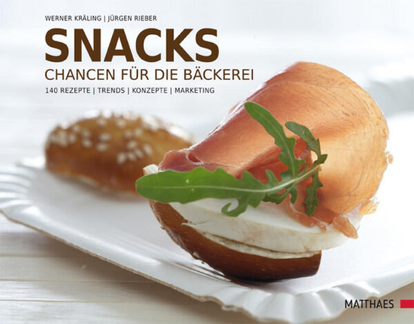 Der Außer-Haus-Markt wächst seit Jahren beständig. Gerade für die klassische Bäckerei ist dies die ideale Chance, ihren Umsatz maßgeblich zu steigern.Das Buch „Snacks“ von Jürgen Rieber und Werner Kräling beschreibt, wie dieser Bereich optimal bearbeitet werden kann und welche Angebote sinnvoll sind. Es bietet alles Wissenswerte rund um denAußer-Haus-Markt, aber auch aktuelle Trends undRezeptideen, Herstellungstipps und Marketingkonzepte für den erfolgreichen Verkauf. Über 140 Top-Rezepte mit bebilderter Herstellungsanleitung, Beispielrechnungen für Nährwerte und Kalkulationen für alle Rezeptgruppen bilden das Herzstück des Buches. Das Spektrum der Snacks ist riesig: Belegte Brötchen, Brote, Sandwiches, Bagels, Seelen, Waffeln, Muffns, Fladenbrote, gebackene Snacks, Panini, Pizza, Strudel, Zwiebelkuchen, Quiches, Flammkuchen und kleine Gerichte. Die stimmungsvollen Abbildungen sowie die ansprechende Gestaltung des Buches wecken die Lust, sich mit Snacks ganz neu zu beschäftigen.