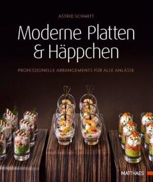 Mediterraner Gemüsesalat, Bayrisches Fingerfood, Lachscarpaccio-Platte, Brombeer Tarte - in diesem Buch findet man zu jedem Anlass, sei es für ein Firmenjubiläum, einen Geburtstag oder eine Hochzeit, die verschiedensten Kreationen für ein gelungenes Catering. Neu interpretierte Klassiker und inspirierende Rezeptideen, bei denen die Legetechniken aufgezeigt werden und Steppbilder das richtige Vorgehen zeigen helfen dabei, alles unkompliziert nachzumachen. Zu vielen Kreationen gibt es außerdem Garnituren, die jedem Buffet den Feinschliff verleihen. Astrid Schmitt verbindet ihre Erfahrung mit Kreativität, Kochkunst und der gewissen Liebe zum Detail und so ist ein innovatives, anschaulich erklärtes Buch entstanden, das über 60 Platten, Häppchen und Fingerfood umfasst. Da Unverträglichkeiten heutzutage eine immer größere Rolle spielen, findet man zu vielen Rezepten auch eine laktose- oder glutenfreie Herstellungsvariante. Dieses Buch ist aus der täglichen Praxis entstanden. Das macht es zu einem modernen Standardwerk für alle Caterer, Metzger, Gastronomen und ambitionierten Gastgeber.