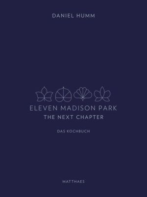 Lang erwartet erscheint es endlich auf Deutsch: Das Buch „Eleven Madison Park: The Next Chapter“ von Daniel Humm. In diesem Buch teilt der Autor mehr als 80 Rezepte, atemberaubende Fotos, üppige Aquarelle und persönliche Geschichten, die seine unvergleichliche kulinarische Reise und Inspiration beschreiben. Diese neu überarbeitete, unlimitierte Ausgabe in einem Band ist um mehr als 30 neue Rezepte und Fotos sowie 15 neue Geschichten und Aquarellen erweitert, die die neuesten im Restaurant entwickelten Gerichte widerspiegeln.