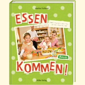 Die Familie gesund zu ernähren ist Eltern immer ein Anliegen. Aber fünfmal am Tag eine Mahlzeit zu präsentieren, die zu einer ausgewogenen Ernährung beiträgt und beim Nachwuchs auch gut ankommt, ist eine echte Aufgabe. Dieses Buch zeigt, dass es wirklich Spaß machen kann, sie tagtäglich zu lösen. Martina Tschirner entwickelte alltagserprobte Rezepte für das Frühstück, herzhafte Pausensnacks, Mittagessen, süße Nachmittagsnacks und das Abendessen, begleitet von vielen wertvollen Tipps und Hintergrundinfos. In jedem Kapitel werden jeweils zwei Speisen vorgestellt, die Kinder selbständig zubereiten können. Denn was sie selbst gemacht haben, schmeckt ihnen danach noch einmal so gut.