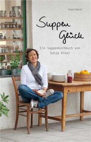 Am Anfang des »Suppenglücks« stand eine berufstätige Mutter, die ihrer kleinen Tochter täglich ein warmes und gesundes Mittagessen bieten wollte, damit der Rest des Tages gerettet ist. Wie das geht? So zum Beispiel: Sonja Riker stellte sonntags einen Topf mit Huhn oder Rindfleisch auf den Herd, füllte ihn mit Wasser auf, ließ das ein paar Stunden vor sich hinkochen und hatte die Suppengrundlage für die ganze Woche: Die Montagssuppe stärkte sie mit Nudeln, dienstags kam viel Gemüse in den Topf, mittwochs gab’s die Brühe mit Pfannkuchenstreifen … Heute ist Sonja Rikers Suppenküche auf dem Münchner Elisabethmarkt ein beliebter Treffpunkt für Suppenfreunde von nah und fern. Dass ihre Suppen glücklich machen, sprach sich schnell und immer weiter herum, und wer nicht oft kommen konnte, wollte sein Glück wenigstens selbst zu Hause versuchen. Deshalb gibt es jetzt die besten Rezepte aus Susas Suppenküche als Augenschmaus in einem schönen Buch: Suppenglück für alle Jahreszeiten, von »Bauchwärmer«-, »Seelentröster«- bis zu »Energiespender«-Suppen.