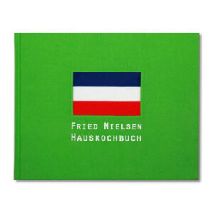 Den Geschmack der eigenen Kindheit nicht verlieren. das wollte der Diplomat & Autor Fried Nielsen nicht und schrieb deshalb das Hauskochbuch Schleswig-Holstein. Für das Buch hat er 46 Rezepte aus dem Fundus seiner aus Südtondern stammenden Familie ausgewählt. Wie er bereits im Vorwort erwähnt sind alle Gerichte 'vielfach erprobt und schmecken sehr gut', aber '. es fehlt sicherlich hier und da an der letzten Genauigkeit.' Er bittet Sie, ihm dieses nachzusehen. Ihm und seinen Geschwistern habe es immer geschmeckt. Glauben wir ihm das. Es finden sich bekannte Gerichte - natürlich immer nach dem Geschmack der Familie Nielsen - wie Kartoffelsuppe oder Steckrübenmus, aber auch die weniger bekannten wie Zitronensuppe, Weinsuppe mit Schinken oder Gefüllte Gurken. Wer gerne kocht und gerne alt bewährte Rezepte wiederentdeckt, wird an diesem Buch seine Freude haben. Die feinen, detailreichen lllustrationen der georgischen Künstlerin Irina Kurtishvili bebildern die Rezepte liebevoll und verbinden die Gerichte mit für Schleswig-Holstein typischen Szenerien. Strand und Meer - flaches Land, weiter Blick. Im Anhang des Hauskochbuches finden Sie eine umfangreiche Bibliografie der schleswig-holsteinischen Küche im Buch. Der Autor behauptet selbstbewusst diese Liste sei vollständig. Falls Sie dies widerlegen können, wird er sich sicherlich über den Titel des fehlenden Werks freuen.