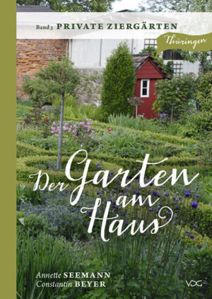 Honighäuschen (Bonn) - Ziergärten ganz unterschiedlicher Art stellen Annette Seemann und Constantin Beyer im dritten Band der Reihe vor: Gärten in der Stadt oder auf dem Land, Gärten am Hang, Gärten mit Teich und ohne, große und kleine Gärten, umfriedete Gärten und solche, die in die Landschaft übergehen. Doch die Gärten unterscheiden sich auch in ihren Ausprägungen, z.B. ist ein Bienengarten dabei, ein Garten mit vielen freiwachsenden Alpenveilchen, am englischen Landschaftsgarten orientierte Gärten, blumenreiche Gärten und natürlich Staudengärten. Wie schon in den anderen Bänden geizen die Gärtner nicht mit ihren Erfahrungen und Geschichten, und so bietet jeder einzelne "Gartenbesuch" für den Leser Anregung und Lesegenuss - nicht zuletzt durch die zahlreichen farbenprächtigen Fotos. Gärten in Unterwellenborn, Weimar, Magdala, Rohr, Gera, Fambach, Weimar/Ehringsdorf, Erfurt/Ringelberg, Bad Berka, Gotha, Kapellendorf, Bucha, Rudolstadt und Willschütz