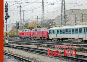 Honighäuschen (Bonn) - Format A5 quer, 100 S. Hardcover, Fadenheftung. Ein bunter Ru?ckblick auf viele Loks im Wu?rzburger Hauptbahnhof der Jahre 2000 bis 2015. Nach der Bahnreform von 1994 war es dort immer vielfältiger geworden: Lokomotiven und Zu?ge der DB wechselten wieder einmal Farben und Logos. Loks verschiedener Baureihen der Deutschen Reichsbahn brachten ebenso Abwechslung, wie die ersten privaten Eisenbahnunternehmen. Viele von diesen verschwanden so schnell wieder von den Wu?rzburger Gleisen, wie sie gekommen waren. Mit 224 farbigen Abbildungen von Lokomotiven.