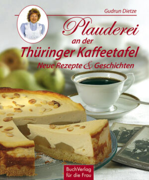 In ihrem neuen Buch hat Gudrun Dietze besonderen Wert auf kalorienbewusstes Backen gelegt: leckere Rezepte mit Dinkelmehl warten auf alle Hobbybäcker, die gesund genießen wollen. Wer dunkles Mehl nicht mag, kann selbstverständlich weißes nehmen - aber probieren Sie die neuen Torten, Kuchen und Gebäcke mal aus, köstlich! Und auch das Herzhafte kommt nicht zu kurz: festliche Braten, aber auch schnelle Aufläufe, Pfannengerichte und Überbackenes hat Gudrun Dietze "gezaubert". Das Besondere an diesem Buch ist, dass die beliebte THüringer Backfrau erstmals Einblicke in ihre Familiengeschichte gibt. In heiteren und ernsten Episoden erzählt sie anschaulich aus dem Leben einer Großbauernfamilie aus der Zeit um 1900 bis nach dem Zweiten Weltkrieg. "Plauderei an der Thüringer Kaffeetafel" ist erhältlich im Online-Buchshop Honighäuschen.