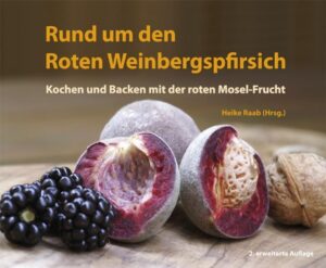 Kennen Sie den Roten Weinbergspfirsich? Wenn Sie an der Mosel leben, oder dort schon einmal Urlaub gemacht haben, dürfte die Antwort sicherlich 'ja' lauten. Denn wer kennt sie hier nicht, die leuchtend rosafarbenen Blüten und die roten, pelzigen Früchte, die man roh nicht wirklich essen mag. Sie werden staunen, was man aus dem so schlicht wirkenden Roten Weinbergspfirsich alles machen kann. Vom Aperitif über Vorspeisen, Hauptgerichte, Desserts oder Gebäck – allein dieses Buch beinhaltet mehr als vierzig Rezepte – von traditionellen bis zu exotischen – alle ausprobiert und von uns für gut befunden. Ob Sie selbst Weinbergspfirsichbäume besitzen oder Ihre Freunde nach der Heimkehr aus dem Urlaub mit einem besonderen Mitbringsel verwöhnen wollen – hier finden Sie reichlich Anregungen und Tipps zur Veredlung der frischen oder eingelegten Früchte. Auch wer zum Selbstversorger werden will, erfährt hier, was der Weinbergspfirsichbaum braucht, wo er sich wohl fühlt und wie man ihn pflegt. Wer den Roten Weinbergspfirsich mag, wird ihn nach diesem Buch lieben – Ihr Weinbergspfirsichteam: H. Raab, F. Eiden, L. Eiden